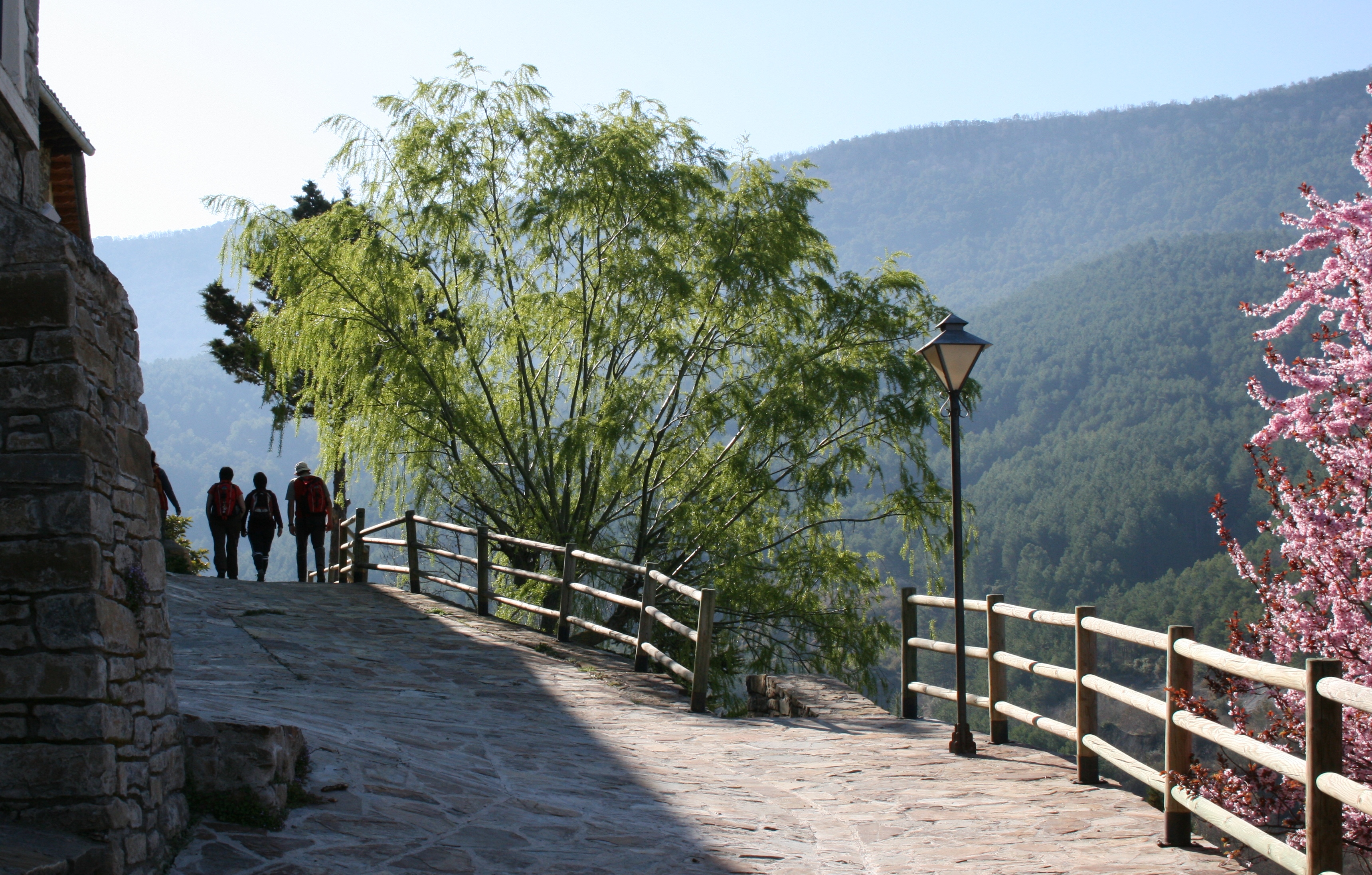 Walking through Artieda