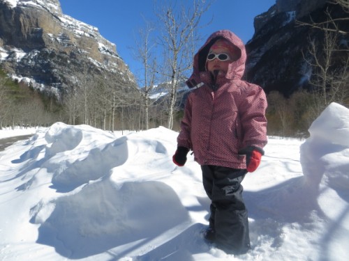 Snowshoe-Ordesa-06 Isabel in Ordesa
