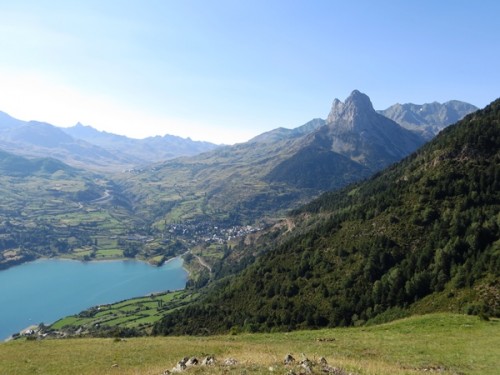 The village of Sallent de Gallego and the embalse de lanuza with the peak of Forata above