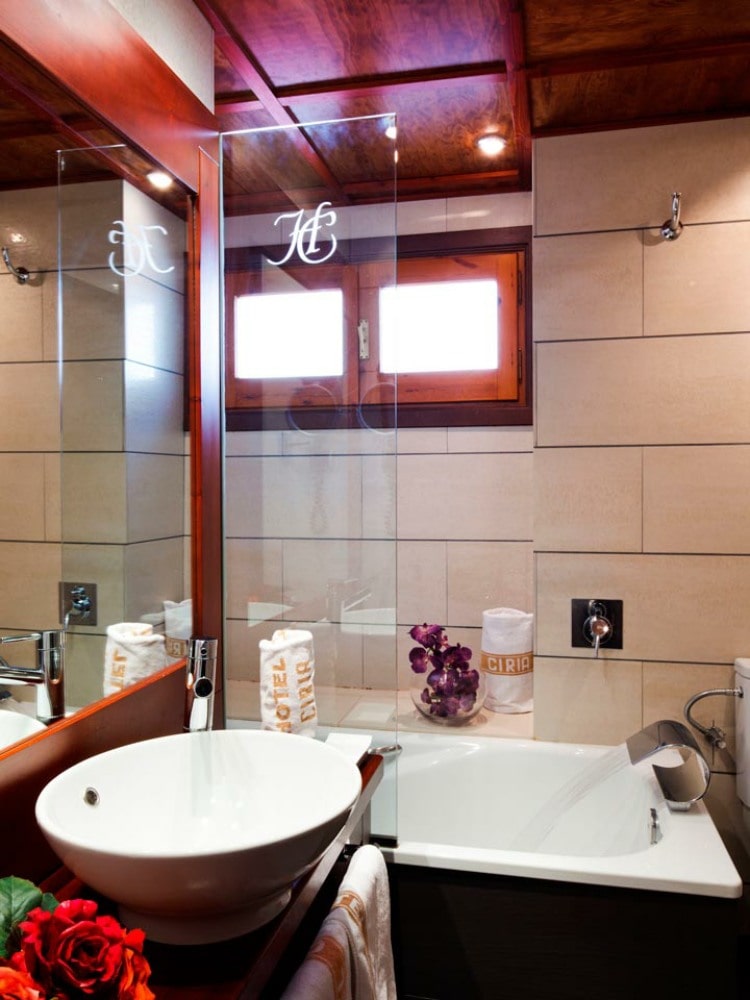 Hotel Ciria bathroom in the Pyrenees