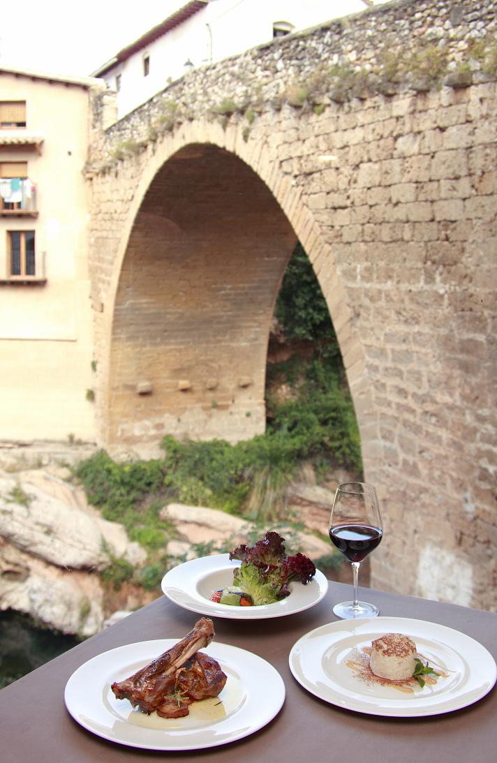 Dining and lounge area at Hotel Fábrica de Solfa