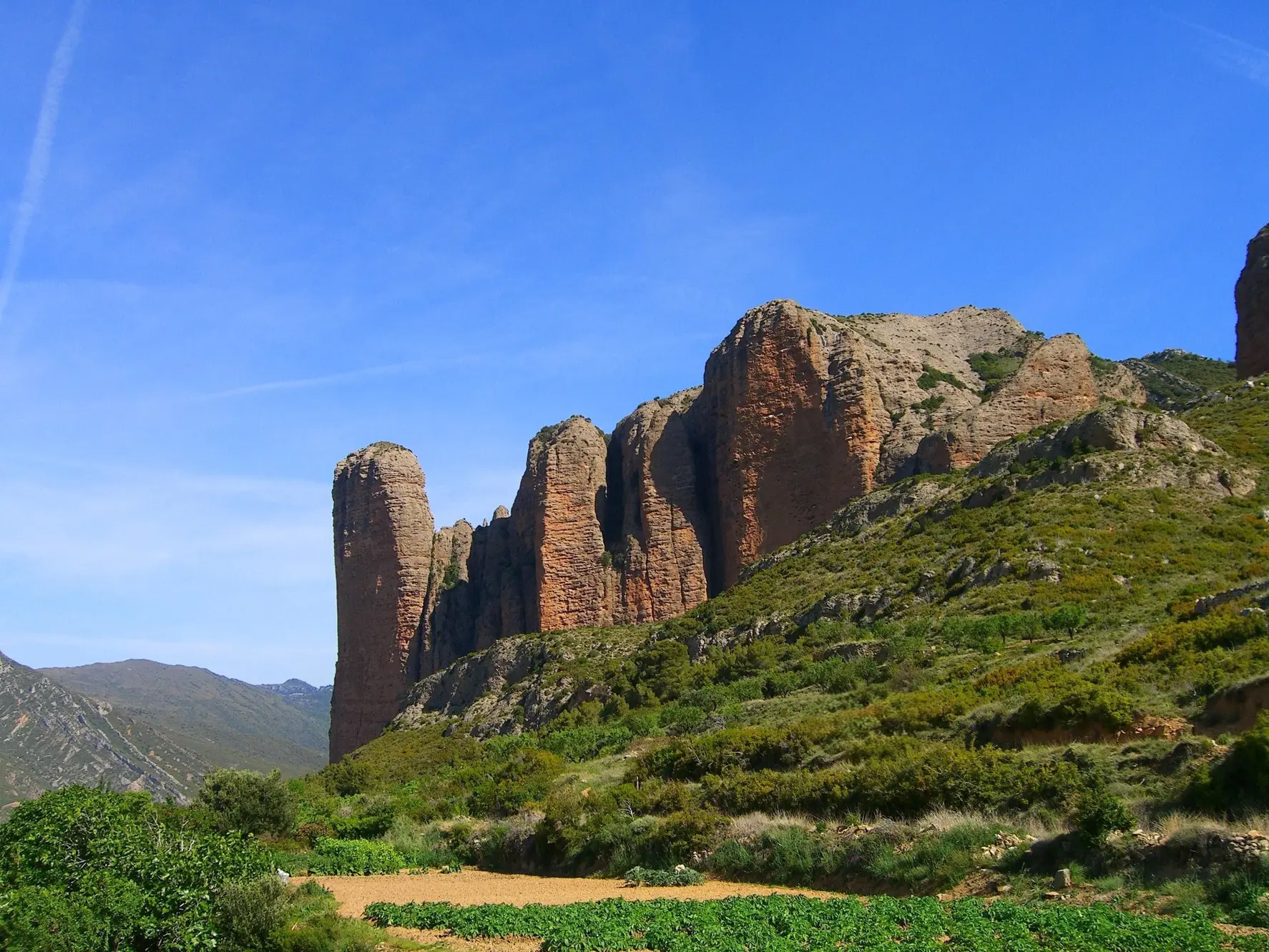 Riglos and Alquézar guided walking holiday in the Spanish Pyrenees foothills