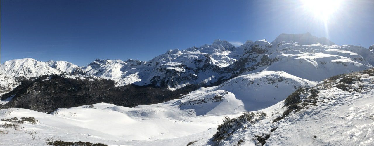 Snowshoeing_holiday_Pyrenees_slider (1)min