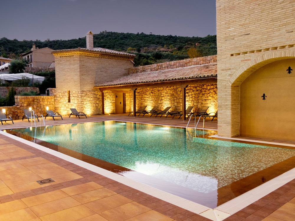 Evening view of the pool at Hotel Villa de Alquézar
